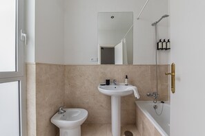 Een douche, een haardroger, handdoeken