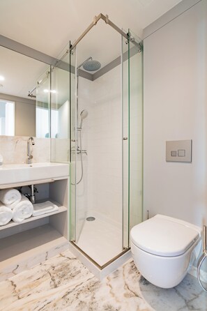 Shower, hair dryer, bidet, towels - Opulent Historic Palace Suite w/ Terrace Overlooking Porto’s Historic Center 1J (Porto)