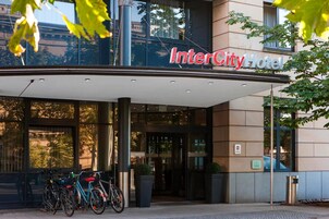 Entrada del Hotel InterCity, con un diseño moderno, amplios ventanales y una zona de acceso cubierta.