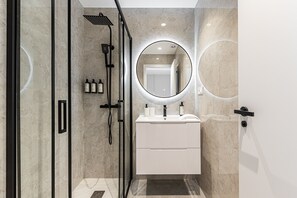Shower, hair dryer, towels - Waou Essence I Tetouan - Short Duration (Madrid)