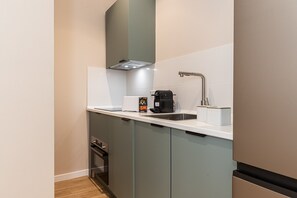 Kaffetrakter/tekoker, kjøleskap, mikrobølgeovn og ovn