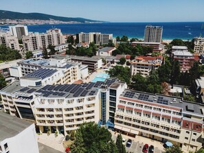 A high-rise building with multiple floors, a swimming pool, and a view of the sea. - Sun Palace Hotel - All Inclusive (Nessebar)