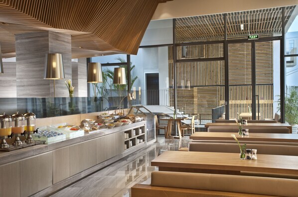 A modern restaurant with a long counter, wooden ceiling, and seating area. - CM+ Serviced Apartment Shenzhen Hillside (Shenzhen)
