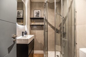 Shower, hair dryer, towels - Waou Madrid Rio I - Short Term Rental (Madrid)