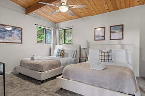 4 bedrooms, iron/ironing board, WiFi (free), bed sheets - The Retreat at Mount Taylor, by Vinifera Homes (Santa Rosa)
