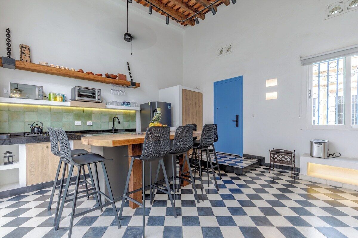 Microondas, horno, parrilla de estufa y cafetera y tetera 
