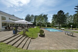 Outdoor pool - Mercure Hotel Saarbrucken Sud (Saarbrücken)