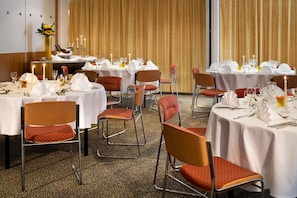 A banquet hall with round tables, chairs, and candelabras. - Mercure Hotel Saarbrucken Sud (Saarbrücken)