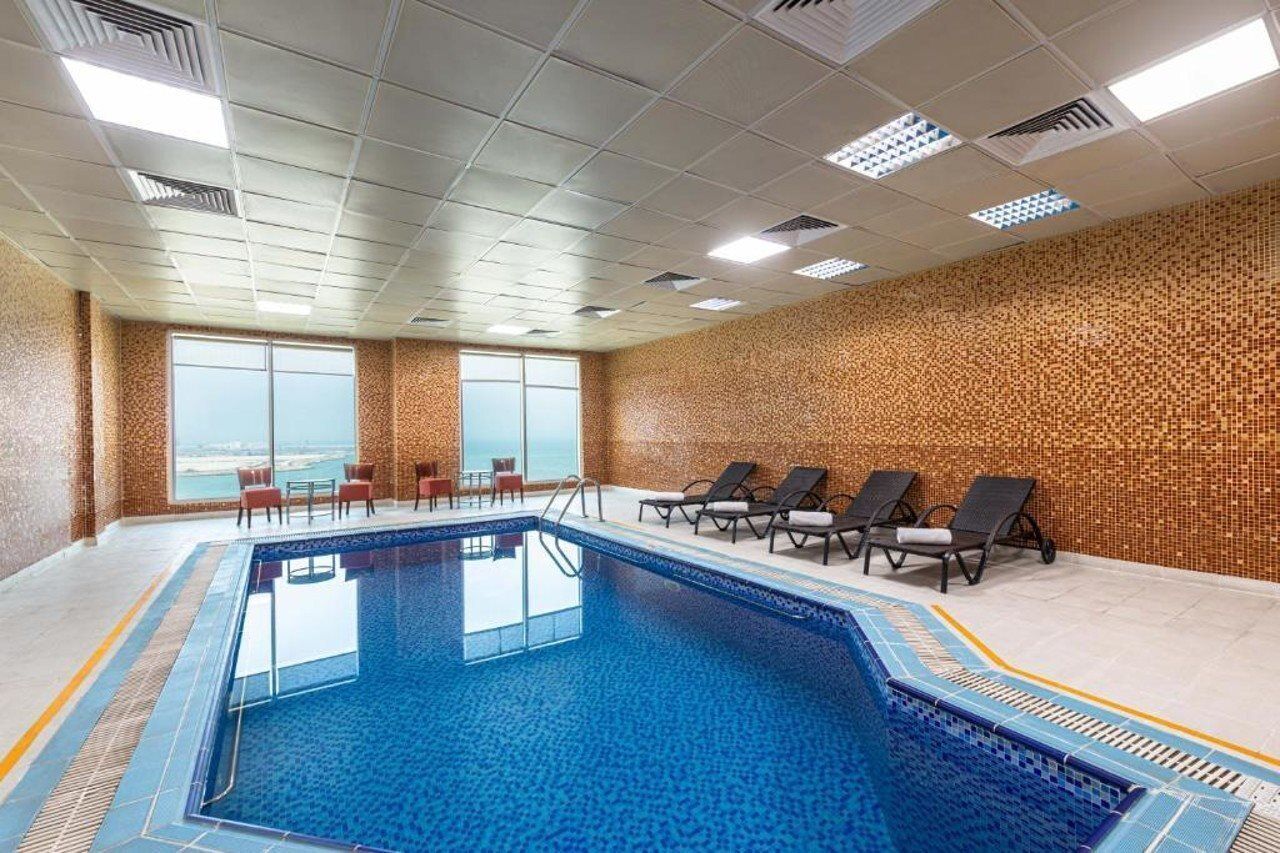 Una piscina cubierta, una piscina al aire libre