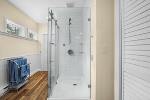 Een douche, handdoeken