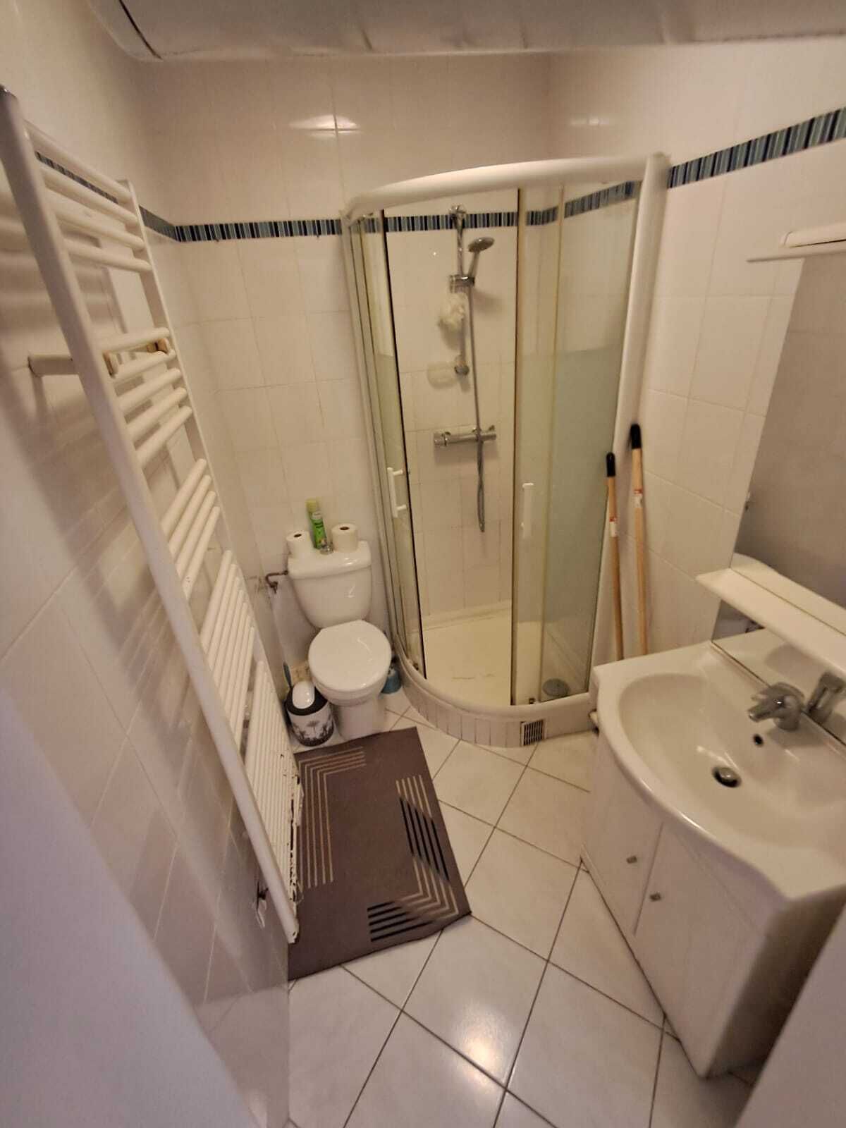 Douche, serviettes fournies, savon, papier toilette