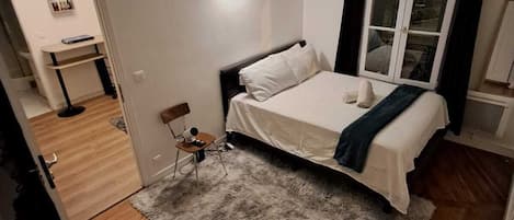 1 bedroom, bed sheets