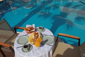 Outdoor dining - Latania Studios & Apartments (Hersonissos)