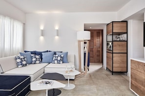 Uma sala de estar moderna com sofá, mesa de centro e estante.