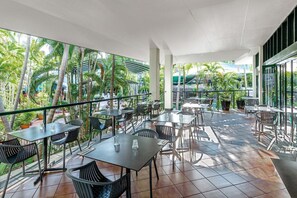 Outdoor dining - Travelodge Resort Darwin (Darwin)