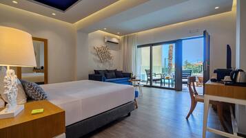Habitación de hotel moderna con una cama grande, un escritorio, una silla y vistas al exterior.