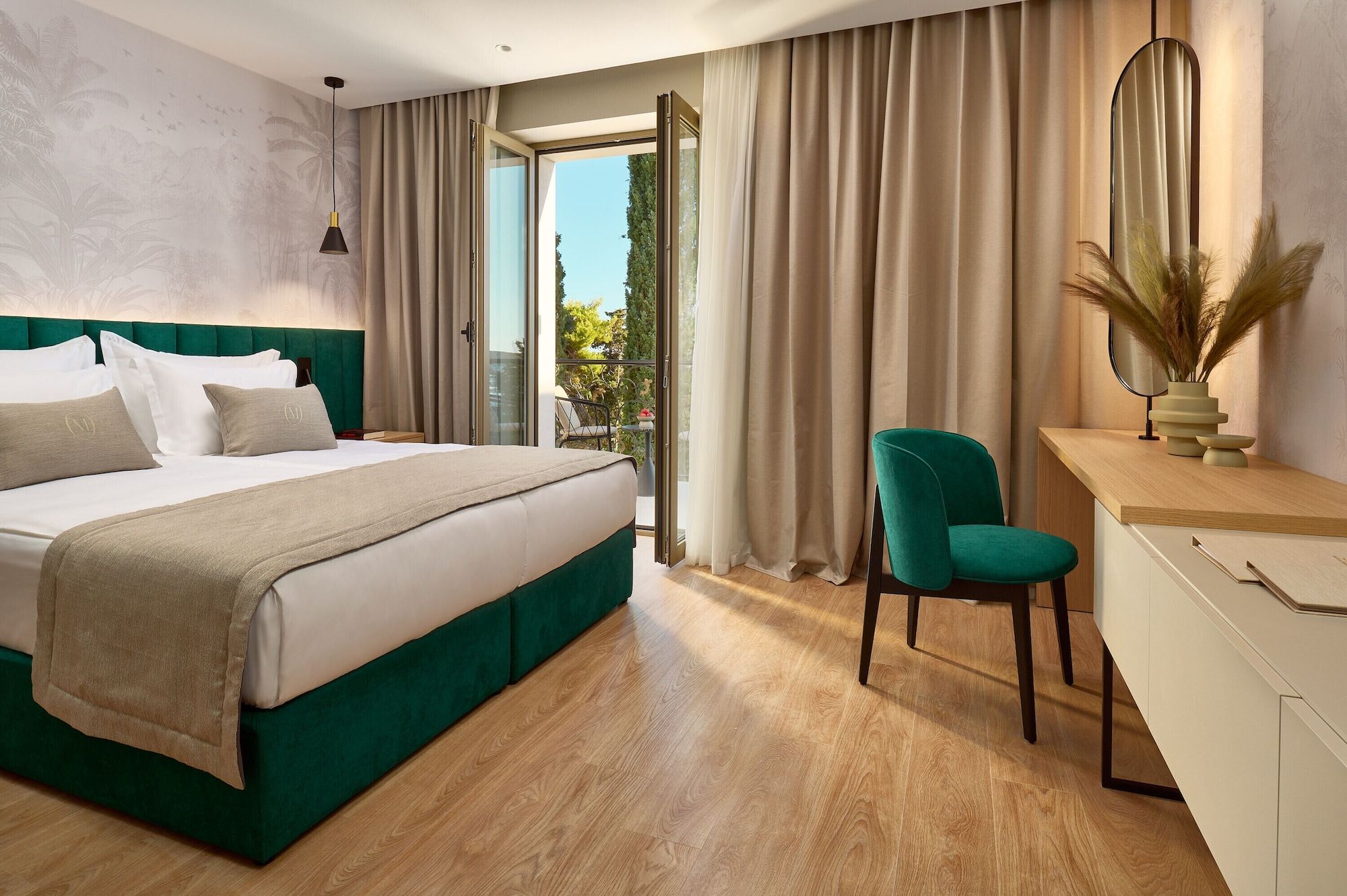 Habitación de hotel con cama, escritorio, silla y vistas al exterior.
