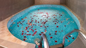 A swimming pool with a tiled edge, surrounded by walls. - Kingdom Hotel Lima (Lima)