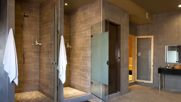 A modern bathroom with a glass-enclosed shower, a vanity with a mirror, and a tiled floor. - Kingdom Hotel Lima (Lima)