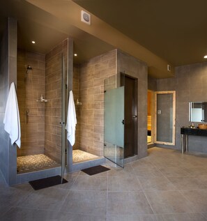 A modern bathroom with a glass-enclosed shower, a vanity with a mirror, and a tiled floor. - Kingdom Hotel Lima (Lima)
