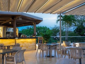 Outdoor dining - Mercure Santa Marta Emile (Santa Marta)