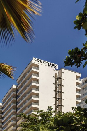 A multi-story building with a sign reading 'COURTYARD BY MARRIOTT' indicating a hotel property. - Mercure Santa Marta Emile (Santa Marta)