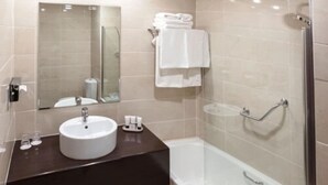 Casa de banho moderna com lavatório, espelho e zona de duche.