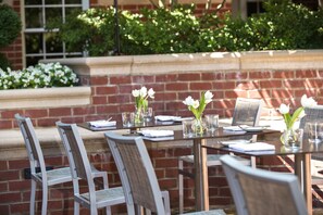 Outdoor dining - Kimpton Lorien Hotel and Spa (Alexandria)