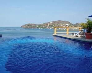 Outdoor pool - Irma Hotel (Zihuatanejo)