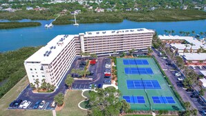 Un hôtel à plusieurs étages doté d’un parking, de courts de tennis et d’un port de plaisance.