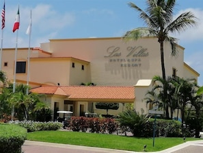 Ein Hotel namens 'Las Villas' mit einem Schild, das es als Hotel und Spa-Resort kennzeichnet.