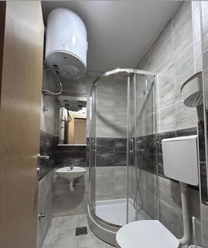 Douche, sèche-cheveux, serviettes fournies, savon