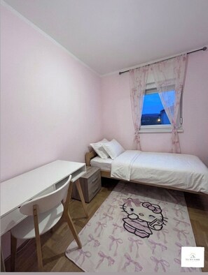 3 bedrooms, iron/ironing board, WiFi, bed sheets - The Blue Sky Apartment is a spacious, cosy retreat perfect for families. (Budva)