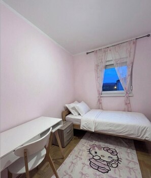 3 bedrooms, iron/ironing board, WiFi, bed sheets - The Blue Sky Apartment is a spacious, cosy retreat perfect for families. (Budva)