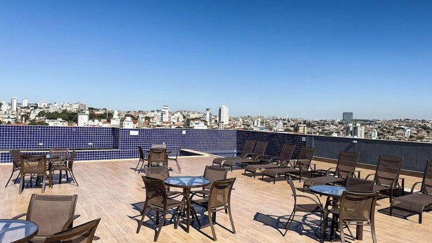 A rooftop terrace with outdoor seating and a cityscape view. - Hotel Gran Vivenzo Belo Horizonte (Belo Horizonte)