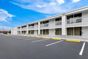 A multi-story motel with a row of rooms, a parking lot, and a clear blue sky. - Quality Inn & Suites Wytheville (Wytheville)