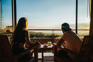 Dos personas sentadas en una mesa con vistas al paisaje.