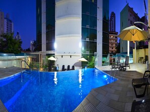 Una piscina al aire libre