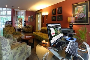 A room with a desk, computer, and multiple chairs. - Hotel Schmoeker-hof (Norderstedt)