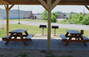 Outdoor dining - Travelodge by Wyndham Watertown (Watertown)