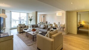 Una sala moderna con sofá, mesa de centro y televisor.