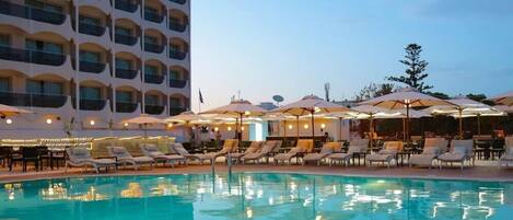 Una piscina al aire libre
