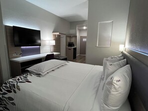 Room - Red Roof Plus+ San Antonio Northeast (San Antonio)