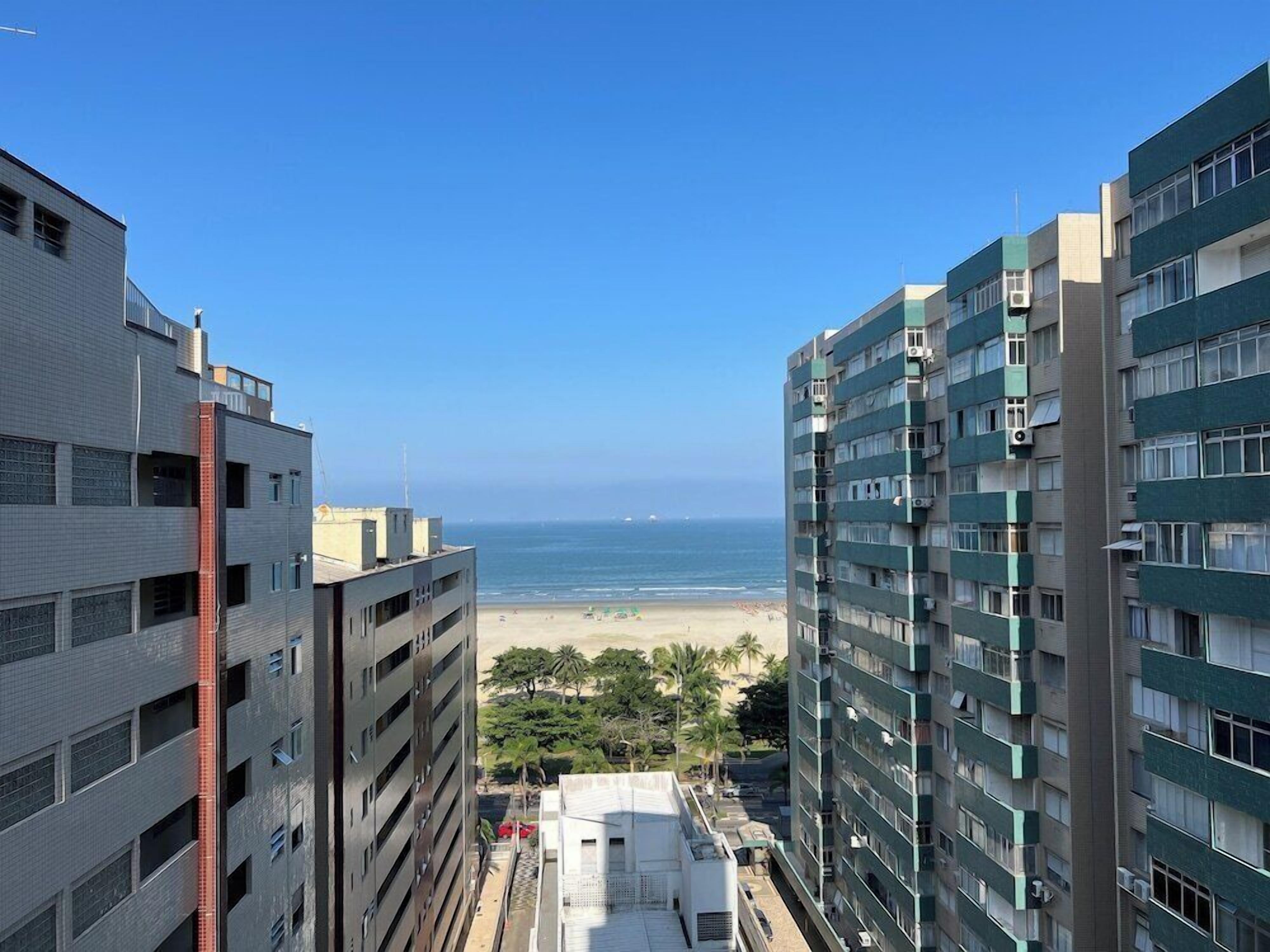 Um edifício alto com vista para a praia e o oceano.