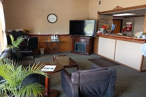 Lobby - Capital O Amerihost Inn and Suites Kingdom City Hwy 54 MO (Kingdom City)