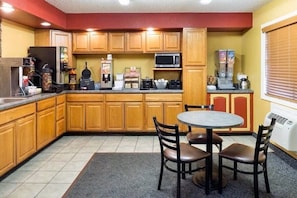 Dining - Capital O Amerihost Inn and Suites Kingdom City Hwy 54 MO (Kingdom City)