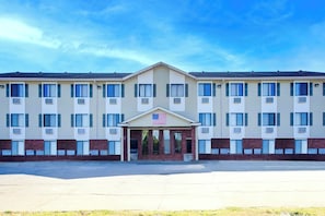 Exterior - Capital O Amerihost Inn and Suites Kingdom City Hwy 54 MO (Kingdom City)