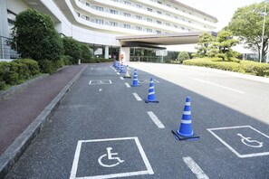 A parking area with disabled parking spaces and traffic cones. - Grand Mercure Awaji Island Resort & Spa (Minamiawaji)