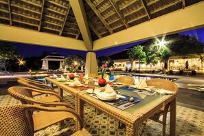 Outdoor dining - The Nouveau Chumphon Beach Resort and Golf (Chumphon)