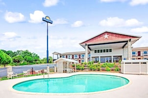 Una piscina al aire libre